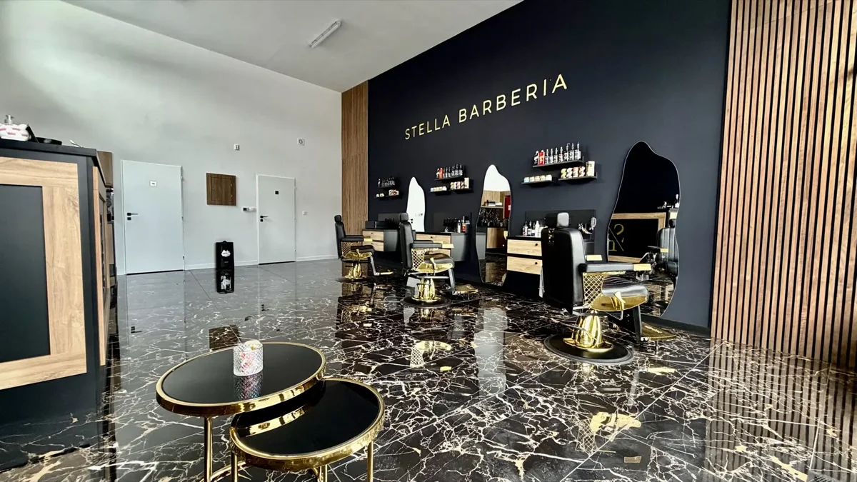 Luxusný interiér Stella Barberia v Trenčíne – zlaté barber kreslá a prémiové vybavenie pre pánov