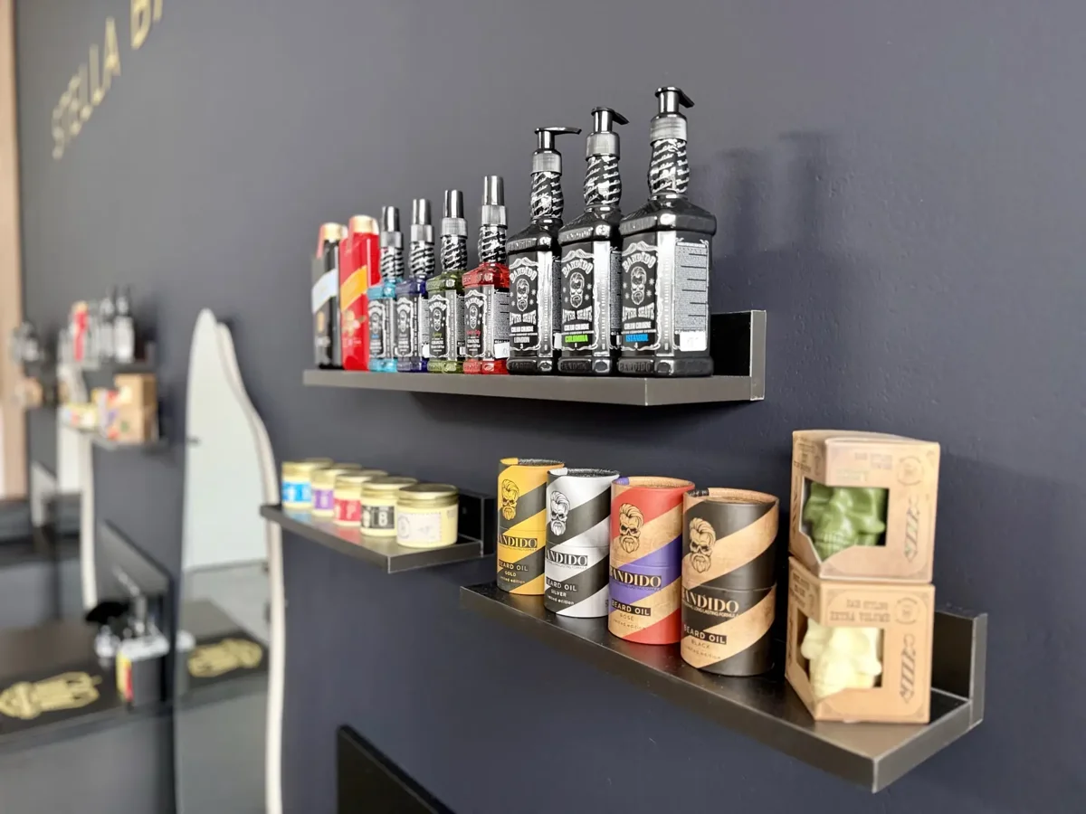 Moderný barbershop Trenčín – čisté línie, tmavý mramor a zlaté detaily